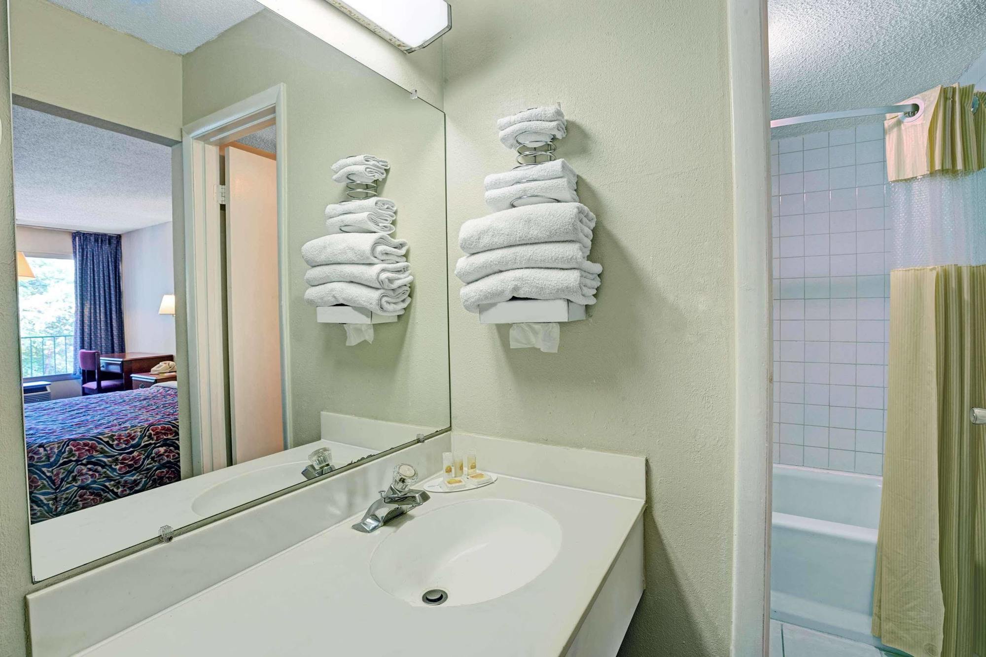 Days Inn By Wyndham Jellico - Tennessee State Line Εξωτερικό φωτογραφία